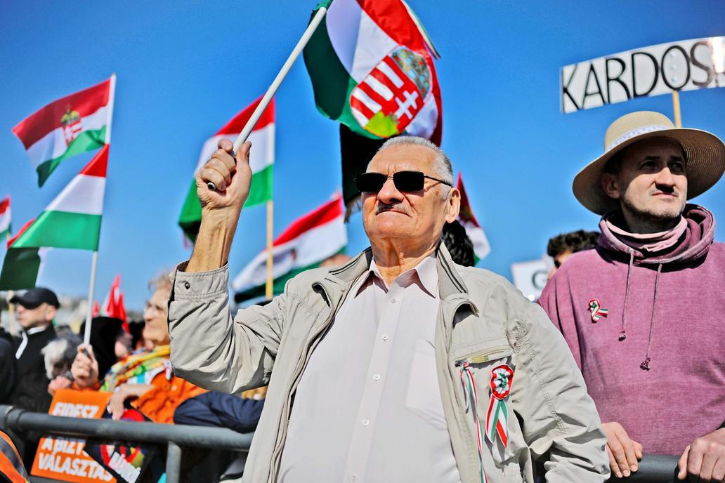 Desetitisíce proti sobě: Orbán a Magyar odstartovali volební křížovou palbu