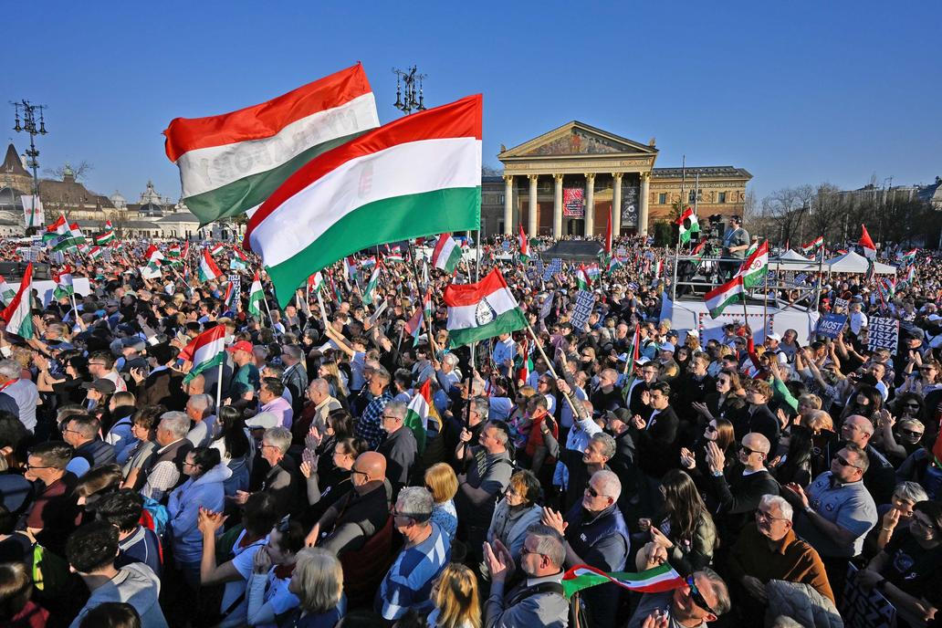 Desetitisíce proti sobě: Orbán a Magyar odstartovali volební křížovou palbu