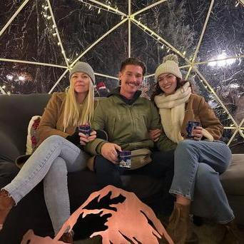 Megan, Alana a Kevin žijí v polyamorním vztahu a otevřeně popisují, jak vypadá jejich každodenní soužití pod jednou střechou i v jedné posteli.