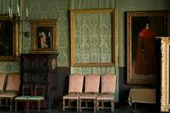 Ráno návštěvníky čekal šok. Na stěnách visely velké, bohatě zdobené rámy – prázdné.