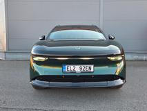 Zeekr 7X se prodává s pohonem zadních nebo všech kol a baterií s kapacitou 75 nebo 100 kWh. Ceny startují na 1 399 000 korun za zadokolku a 1 649 000 korun za testovanou čtyřkolku dostupnou jen v nejvyšší výbavě Privilege.