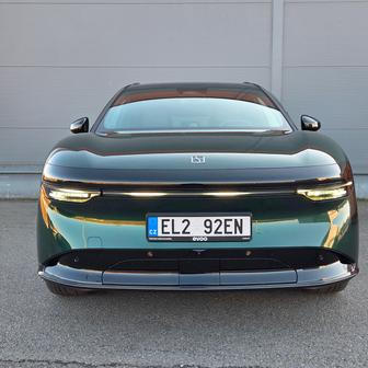 Zeekr 7X se prodává s pohonem zadních nebo všech kol a baterií s kapacitou 75 nebo 100 kWh. Ceny startují na 1 399 000 korun za zadokolku a 1 649 000 korun za testovanou čtyřkolku dostupnou jen v nejvyšší výbavě Privilege.