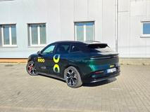 Čtyřkolka zvládne na jednou nabití ujet papírově 543 kilometrů.