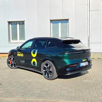 Čtyřkolka zvládne na jednou nabití ujet papírově 543 kilometrů.