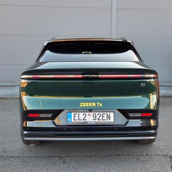 Auto se ovšem rozhodně neloudá, z 0 na 100 km/h zrychluje za 3,8 vteřiny a jede až 210 km/h. Díky vzduchovému podvozku je přitom příkladně komfortní.