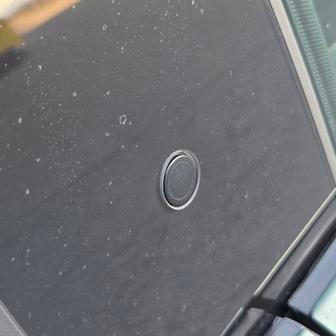 V příplatkovém paketu za 89 990 korun jsou kromě jiného elektricky ovládané dveře. Otevírají se tlačítkem ve sloupcích karoserie.