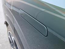 Kliky auto sice má, ale jsou tu jen kvůli bezpečnosti při případné nehodě, respektive jako záloha, kdyby elektronika nefungovala, jinak se z auta nevysouvají.