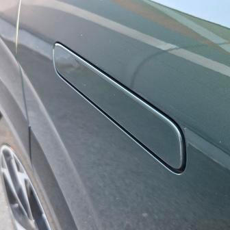 Kliky auto sice má, ale jsou tu jen kvůli bezpečnosti při případné nehodě, respektive jako záloha, kdyby elektronika nefungovala, jinak se z auta nevysouvají.