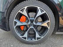 Nejvyšší verze Privilege má standardní 21palcová kola, za nimiž se ukrývají vpředu velké brzdy se čtyřpístkovými oranžovými třmeny.