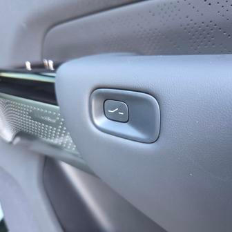 Vnitřní kliky dveří tvoří decentní tlačítko. Mimochodem řidičovy dveře se automaticky zavřou při sešlápnutí brzdy, není ani potřeba nic mačkat.