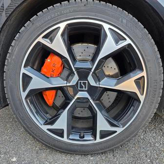 Nejvyšší verze Privilege má standardní 21palcová kola, za nimiž se ukrývají vpředu velké brzdy se čtyřpístkovými oranžovými třmeny.