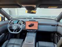 Interiér Zeekru překvapí asi nejvíce. Na rozdíl od mnoha jiných čínských aut si tu výrobce dal záležet na zpracování i výběru materiálů, které jsou povětšinou měkčené. Podsvícení jde jednoduše vypnout, je decentně jednobarevné a nebliká jako v jiných autech říše středu.