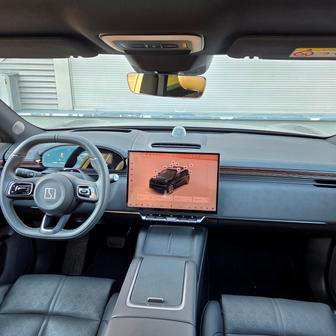 Interiér Zeekru překvapí asi nejvíce. Na rozdíl od mnoha jiných čínských aut si tu výrobce dal záležet na zpracování i výběru materiálů, které jsou povětšinou měkčené. Podsvícení jde jednoduše vypnout, je decentně jednobarevné a nebliká jako v jiných autech říše středu.