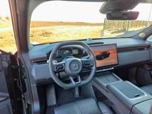 Dominantu tvoří dva displeje, fyzických tlačítek je málo. Naštěstí ale zůstaly třeba páčka stěračů nebo ovládání světel.