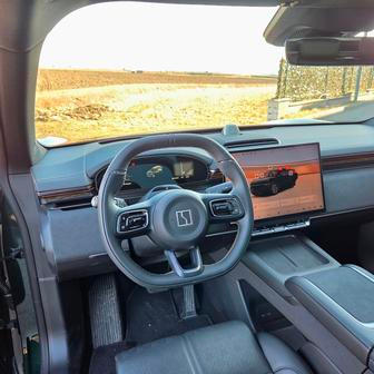 Dominantu tvoří dva displeje, fyzických tlačítek je málo. Naštěstí ale zůstaly třeba páčka stěračů nebo ovládání světel.