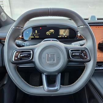 Volant Zeekru 7X má standardně kožený potah, vyhřívání i elektrické nastavování. Navíc dobře padne do ruky a tlačítka na něm jsou klasická s haptickou odezvou.