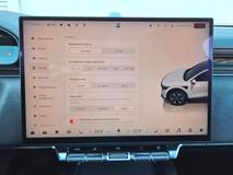 Součástí standardní výbavy je 16palcová dotyková obrazovka multimediálního systému. Přes ni se ovládají veškeré funkce auta, včetně dvou režimů rekuperace. Pádla pod volantem auto nemá.