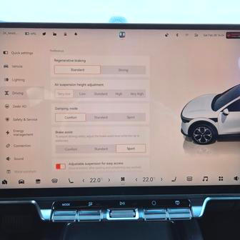 Součástí standardní výbavy je 16palcová dotyková obrazovka multimediálního systému. Přes ni se ovládají veškeré funkce auta, včetně dvou režimů rekuperace. Pádla pod volantem auto nemá.