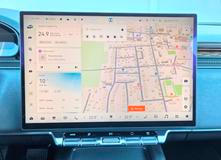 Součástí výbavy je dále vestavěná navigace.