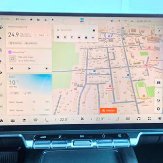 Součástí výbavy je dále vestavěná navigace.