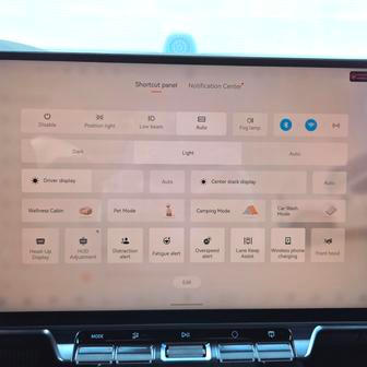 Hlasité a naléhavé jsou v autě asistenční systémy, ale díky zkratkám na obrazovce lze většinu z nich během chvíle vypnout.