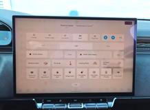 Hlasité a naléhavé jsou v autě asistenční systémy, ale díky zkratkám na obrazovce lze většinu z nich během chvíle vypnout.