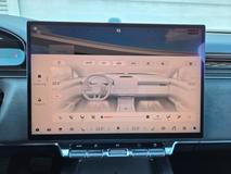 Přes displej se nastavuje, bohužel, také klimatizace.