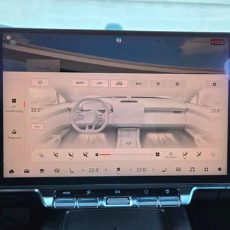 Přes displej se nastavuje, bohužel, také klimatizace.