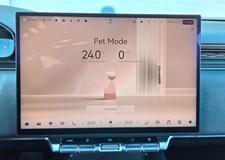 … i domácí zvířata zavřená v autě. Zeekr dává kolemjdoucím najevo, že je o mazlíčky postaráno.