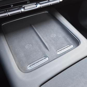 Tradičně jsou dvě bezdrátové nabíječky v čínských autech chlazené, mobilní telefon se v nich tak nepřehřívá.