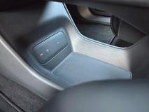 Středový tunel obsahuje i prostornou polici s USB porty.