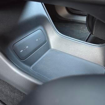 Středový tunel obsahuje i prostornou polici s USB porty.