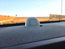 V příplatkovém balíčku je audiosystém s 21 reproduktory a prostorovým zvukem. Hraje téměř bezchybně, i díky reproduktorům v opěrkách hlav předních sedadel.