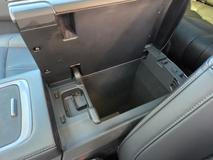 Odkládací box mezi sedadly je možné otevírat z obou stran.