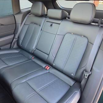 Vzadu je spousta místa ve všech směrech a neméně pohodlná sedadla jako vpředu.