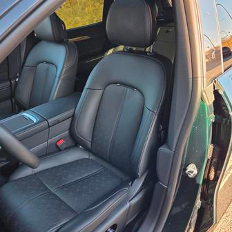 Sedadla čínského elektrického SUV připomínají spíše měkká křesla. Standardně jsou vyhřívaná a elektricky ovládaná, za příplatek se dodává i ventilace a masáž.