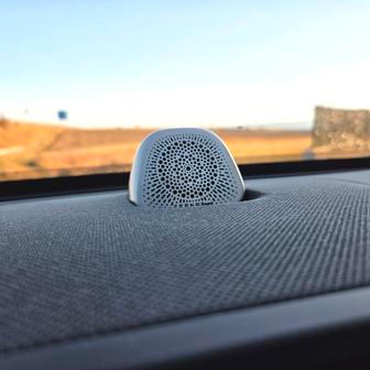 V příplatkovém balíčku je audiosystém s 21 reproduktory a prostorovým zvukem. Hraje téměř bezchybně, i díky reproduktorům v opěrkách hlav předních sedadel.