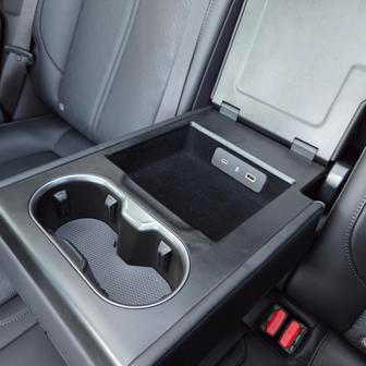 Prostřední sedadlo je možné proměnit na multifunkční odkládací opěrku.