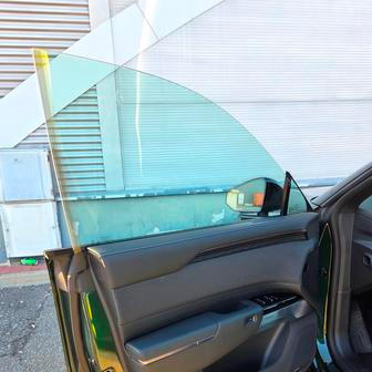 Designově povedeným prvkem jsou bezrámová okna všech dveří.