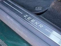 Zeekr je čínská značka, ve švédském Göteborgu má ale designové centrum a vývojové středisko. Připomínají to prahy dveří.