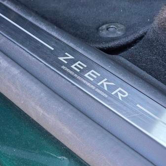 Zeekr je čínská značka, ve švédském Göteborgu má ale designové centrum a vývojové středisko. Připomínají to prahy dveří.