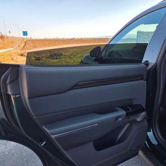 Zadní okna ovšem nejdou stáhnout úplně dolů.