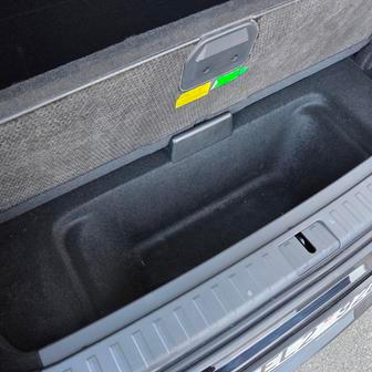 Pod podlahou jsou schránky, kam se dá schovat povinná výbava…