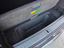 Pod podlahou jsou schránky, kam se dá schovat povinná výbava…