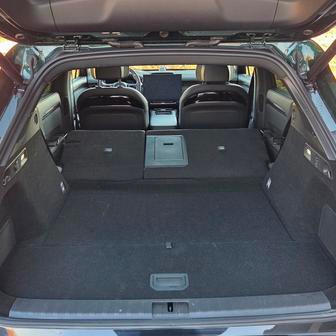 Po sklopení zadních sedadel vznikne rovná ložná plocha o objemu 1978 litrů.
