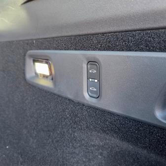 Protože má nejvyšší výbava standardně vzduchové odpružení, můžete si bez problémů snížit světlou výšku při nakládání nebo vykládání nákladu z kufru.