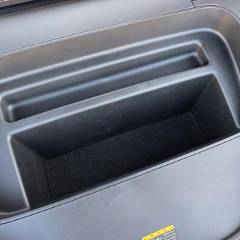 Vpředu je 42litrový frunk, který u verze bez dodatečného předního elektromotoru vzroste dokonce na 66 litrů.