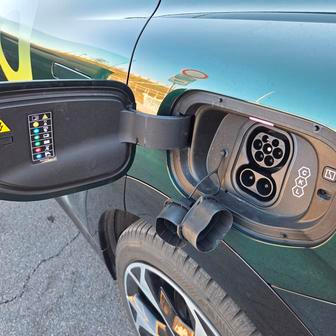 Jednou z největších výhod auta je jeho nabíjení. Lhostejno velikost baterie je maximum 480 kW u DC a 22 kW u AC stojanu, k tomu má auto standardně i funkci V2L s výkonem 3,3 kW.