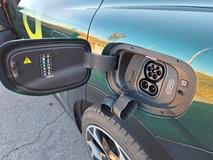 Jednou z největších výhod auta je jeho nabíjení. Lhostejno velikost baterie je maximum 480 kW u DC a 22 kW u AC stojanu, k tomu má auto standardně i funkci V2L s výkonem 3,3 kW.