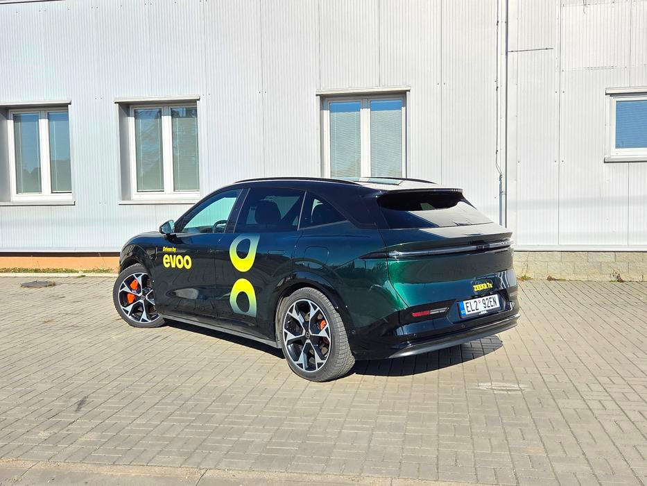 Čtyřkolka zvládne na jednou nabití ujet papírově 543 kilometrů.